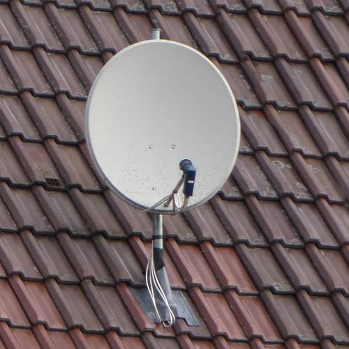 Satellitenschüssel auf Dach
